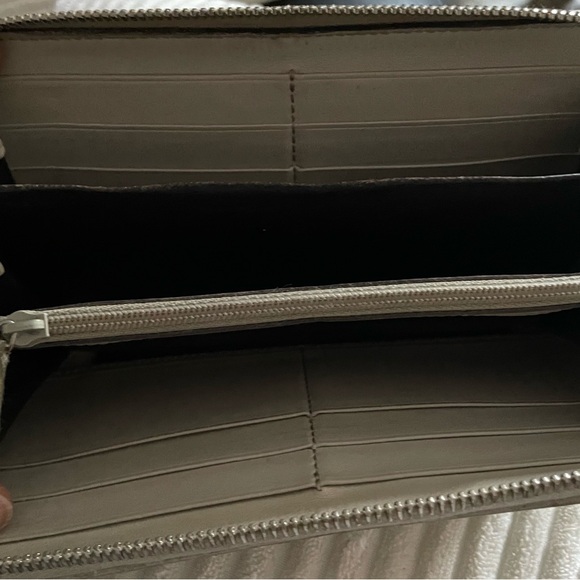 COPY - Gucci Beige Embossed Leather Wallet - Picture 3 of 3